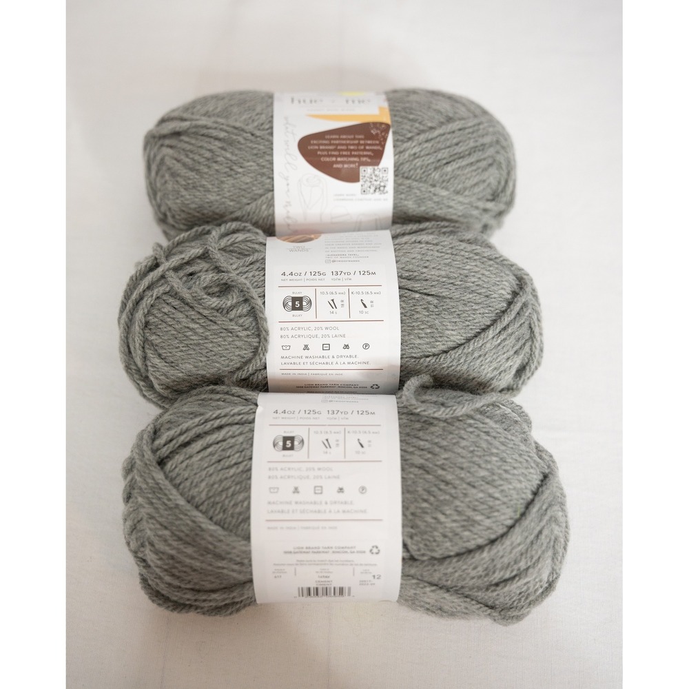 Lion Brand Hue + Me Yarn 3 Skeins Grey NEW Bulky 5 Wool Blend Cement 149AV 137yd